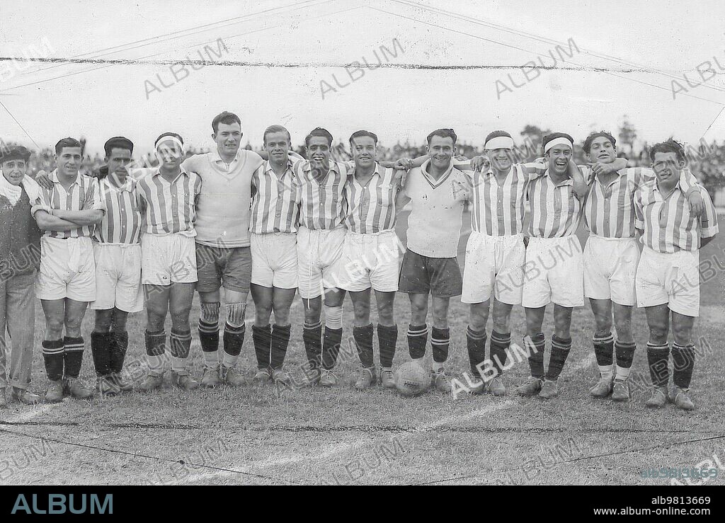 Temporada 1931/ 1932. Primer equipo andaluz en ascender A primera  División . Primer ascenso del Betis A primera equipo del Betis Momentos antes de Iniciarse el partido frente al deportivo de la coruña en el que se Proclamó campeón de liga de segunda división y Logró el ascenso de categoría en 1932. En la imagen Aparecen Adolfito, Aranda, Jesusín, Jesús, Romero, García de la Puerta, Adolfo, Pedrosa (portero Suplente), Soladrero, Peral, Timimi y Enrique.