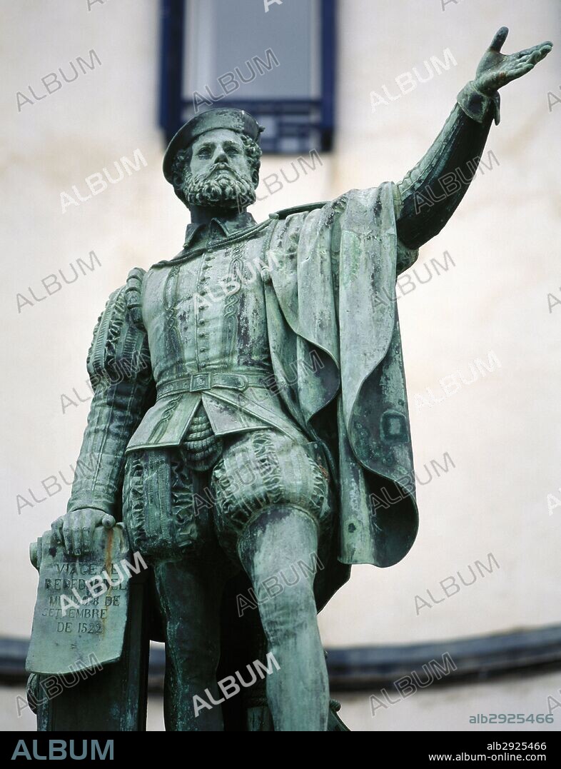 ELCANO, Juan Sebastián (Getaria, h.1476-Océano Pacífico, 1526). Navegante español. En 1522 dobló el cabo de Buena Esperanza, consiguiendo así, junto a sus hombres, ser los primeros en dar la vuelta al mundo. Escultura de Antonio Palao Marco (1824-1886), 1861, situada en el puerto de su ciudad natal. GETARIA. Provincia de Guipúzcoa. País Vasco.