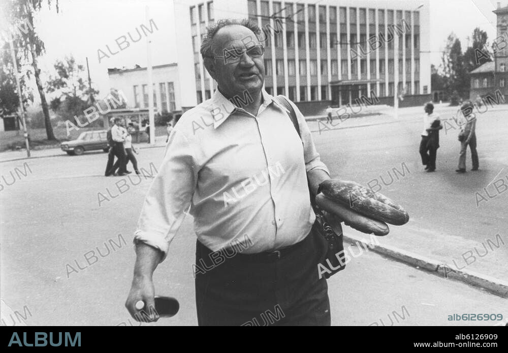 Chaldej kommt vom Einkaufen, Moskau, ca 70er Jahre.
