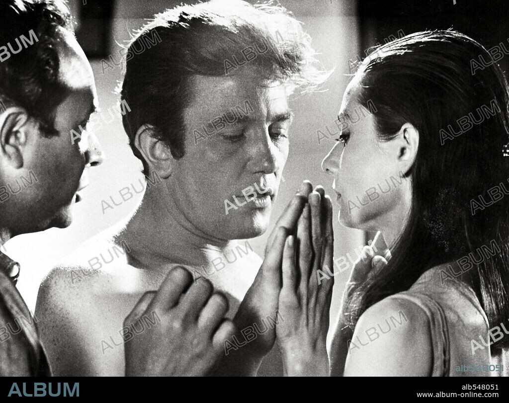ALBERT FINNEY, AUDREY HEPBURN and STANLEY DONEN in TWO FOR THE ROAD, 1967, directed by STANLEY DONEN. Copyright 20TH CENTURY FOX.