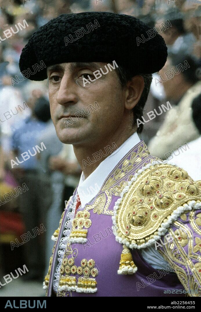VITI , EL. SANTIAGO MARTIN. MATADOR DE TOROS ESPAÑOL VITIGUDINO 1938 -. RETRATO EN EL CALLEJON.