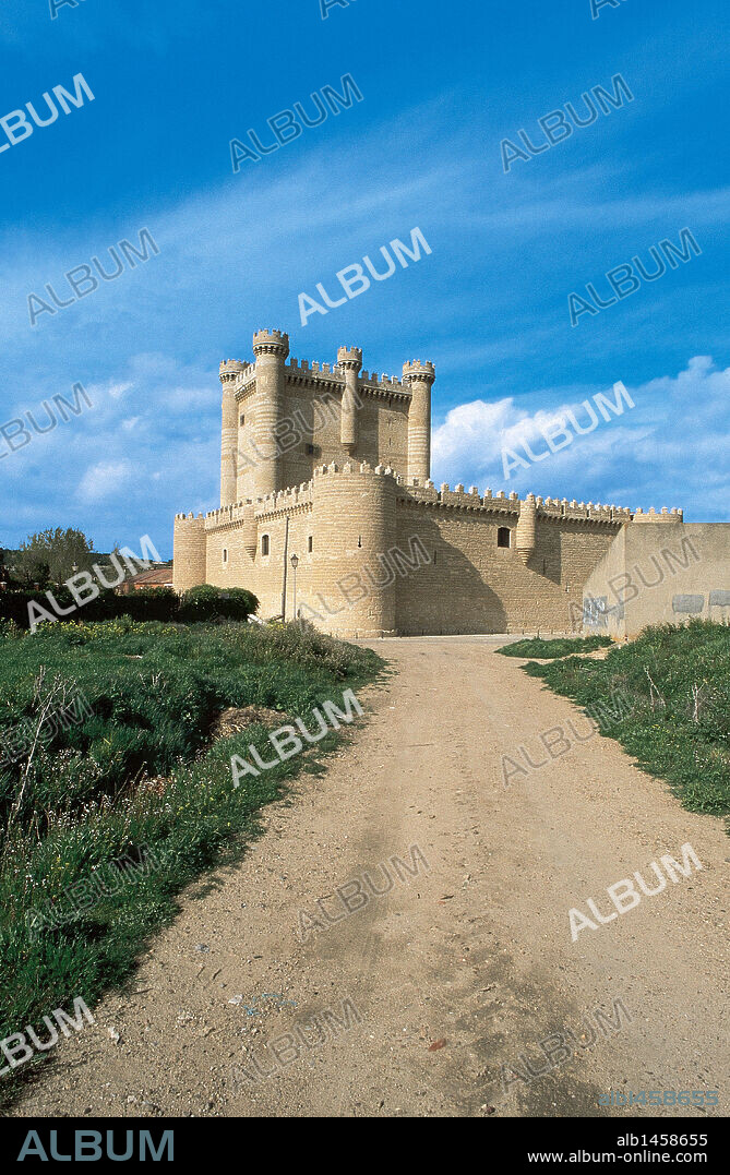CORTES DE CASTILLA Y LEON. Ubicadas en el CASTILLO-PALACIO DE LOS VIVERO, construido en el siglo XV por don Alonso Pérez de Vivero, conde de Fuensaldaña. Vista parcial. FUENSALDAÑA. Provincia de Valladolid. CastillaLeón. España.