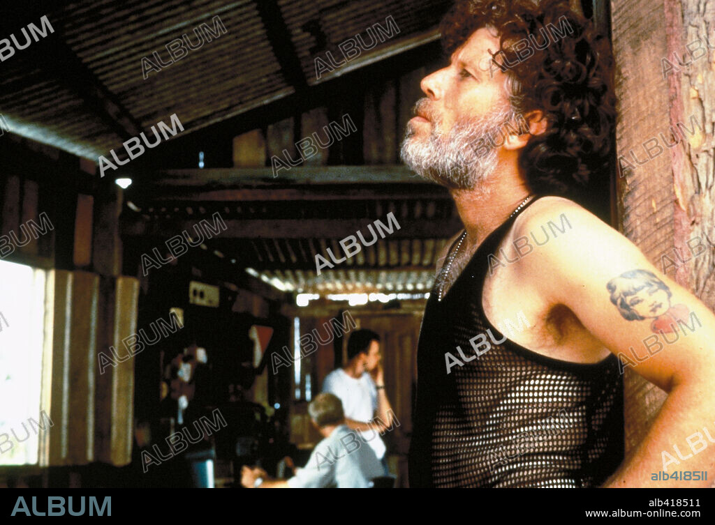 TOM WAITS en JUGANDO EN LOS CAMPOS DEL SEÑOR, 1991 (AT PLAY IN THE FIELDS OF THE LORD), dirigida por HECTOR BABENCO. Copyright SAUL ZAENTZ COMPANY.