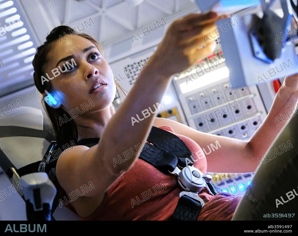 LINDSEY MORGAN in THE 100, 2014, directed by JASON ROTHENBERG. Copyright BONANZA PRODUCTIONS.