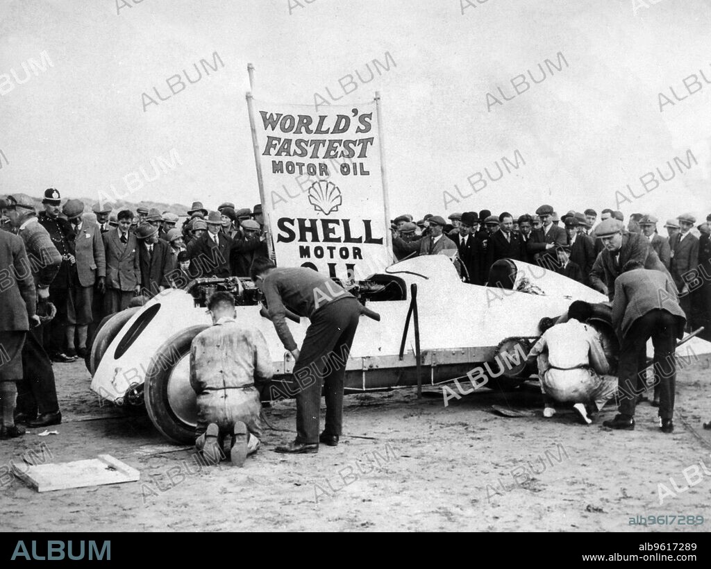 BABS with Parry Thomas, having wheel changed at Pendine sands 1926.