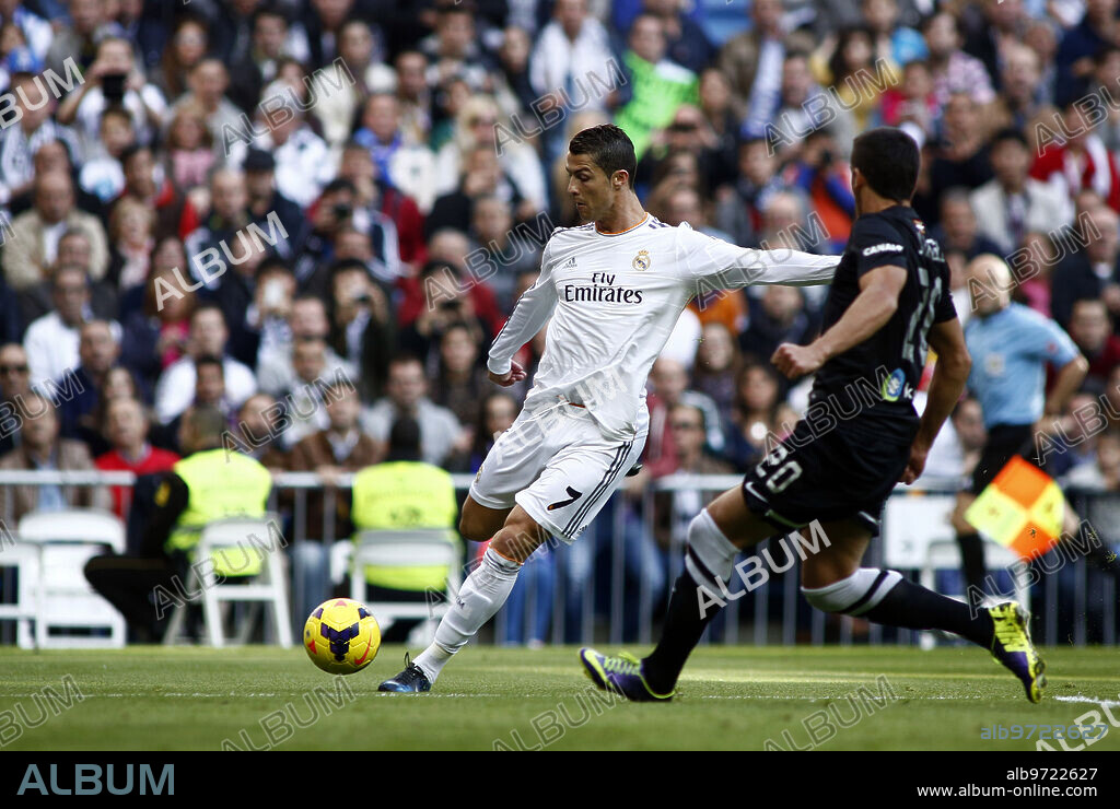 Madrid, 09/11/2013. Partido de Liga entre el Real Madrid y la Real Sociedad, en el estadio Santiago Bernabéu. En la imagen, Cristiano Ronaldo marca y celebra el gol con sus compañeros. Foto: Oscar del Pozo ARCHDC.