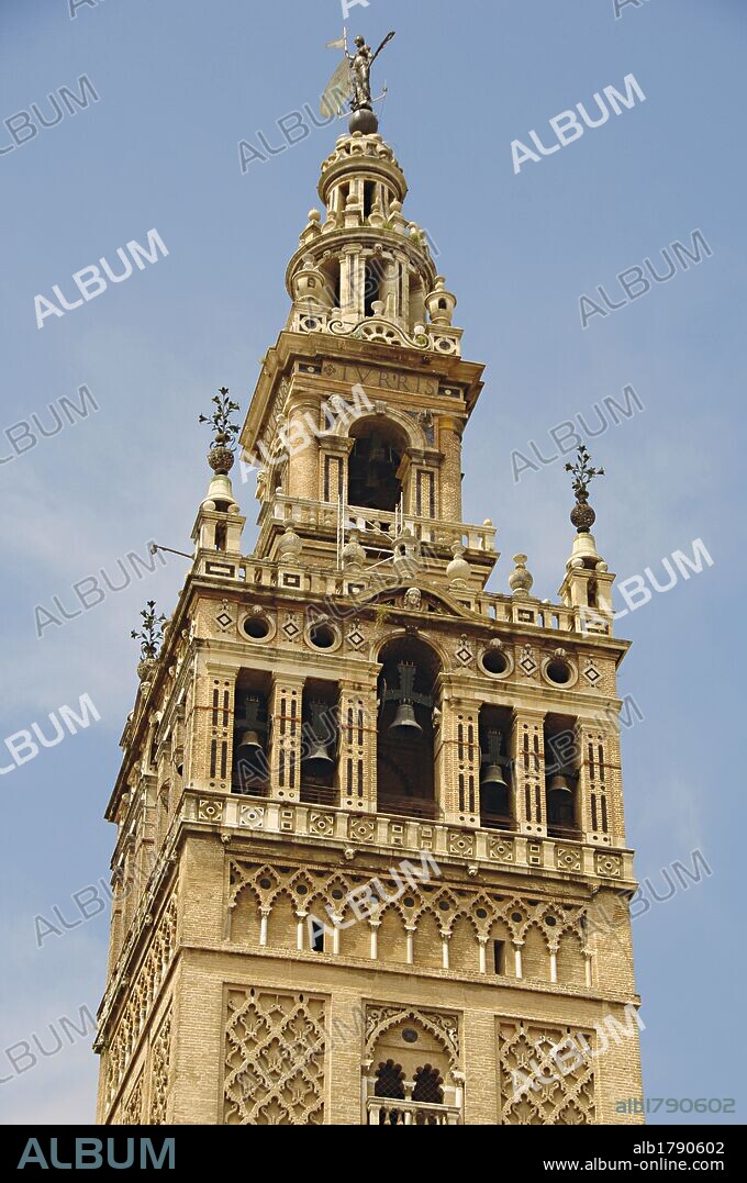 ANDALUCIA. SEVILLA. Vista de LA GIRALDA (1184-1198), alminar de la mezquita mayor de la ciudad, actual torrecampanario de la CATEDRAL DE SANTA MARIA. Está situada en la Plaza de la Virgen de los Reyes. España.
