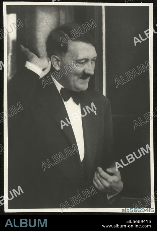 Hitler, Adolf Dictator (NSDAP). Braunau 20.4.1889 - (Suicide) Berlin. 30.4.1945. Hitler visiting the Bayreuth Festival: Greeting from the balcony of the Festival House. Photo, 1938.