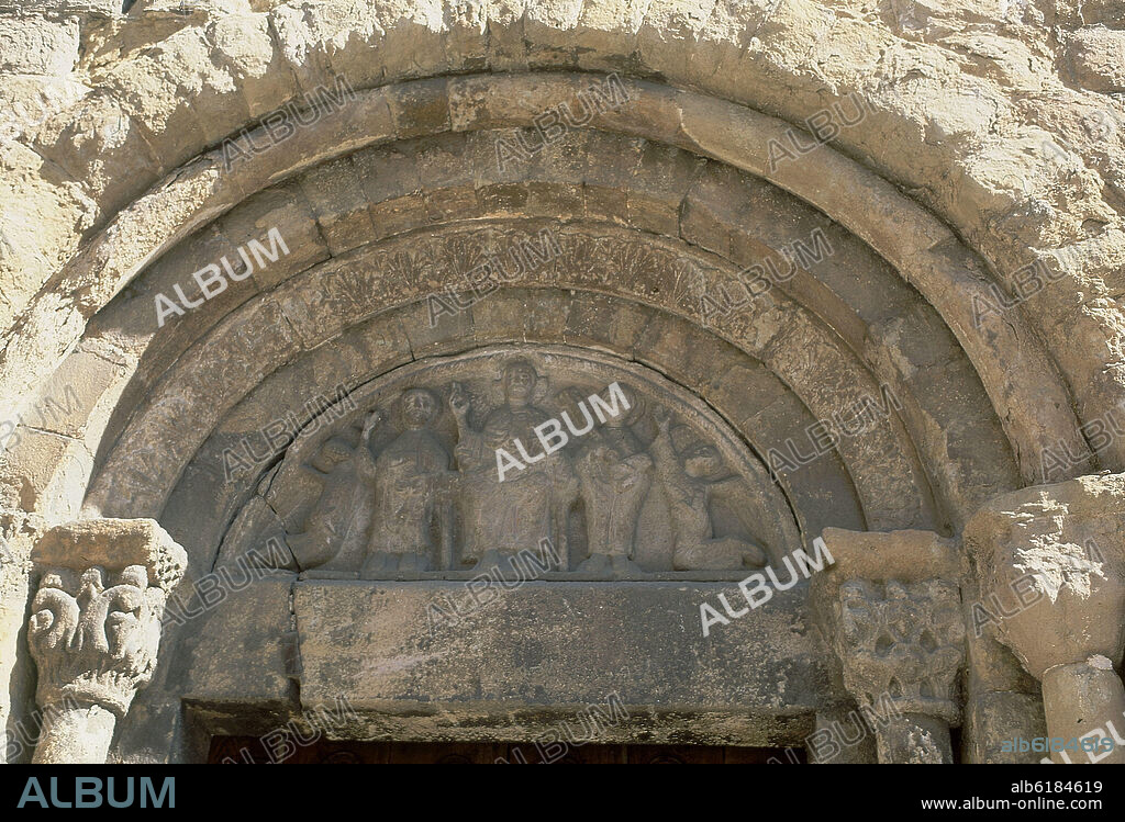 TIMPANO CON LA IMAGEN DE CRISTO FLANQUEADO POR SAN PEDRO Y SAN PABLO - SIGLO XII - ROMANICO CATALAN.