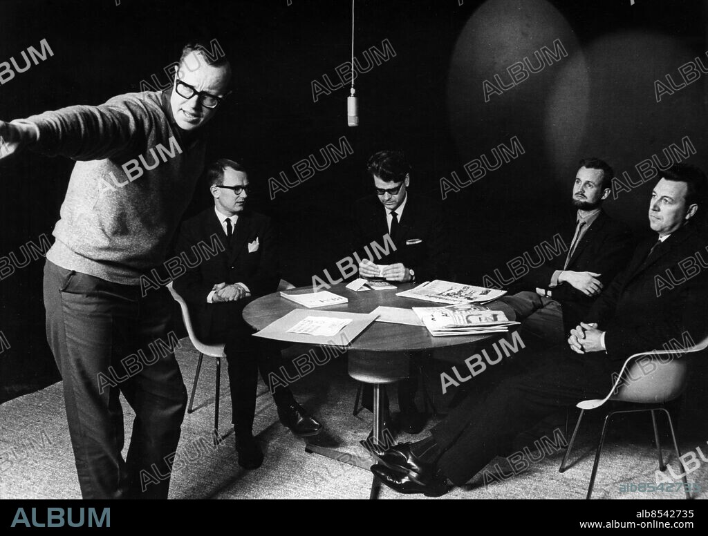 ARKIV omkring 1960.. Några medverkande i TV-programmet Böckernas bedömare. Från vänster Christian Stannow, författare och TV-producent, Daniel Hjorth, förlagsman och litteraturskribent,.Birger Christofferson, författare och kritiker, Jakob Branting, journalist, poet och översättare, samt Ove Sandell, författare.. Foto: SVT / Kod: 5600. RiR sv/v   . Mapp: TV- Diverse program Böckernas bedömare L 22. Peka.