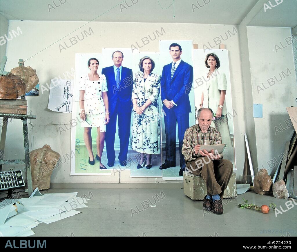 ANTONIO LÓPEZ GARCÍA. 1995. Antonio López, in his studio, where he paints a portrait of the Royal Family.