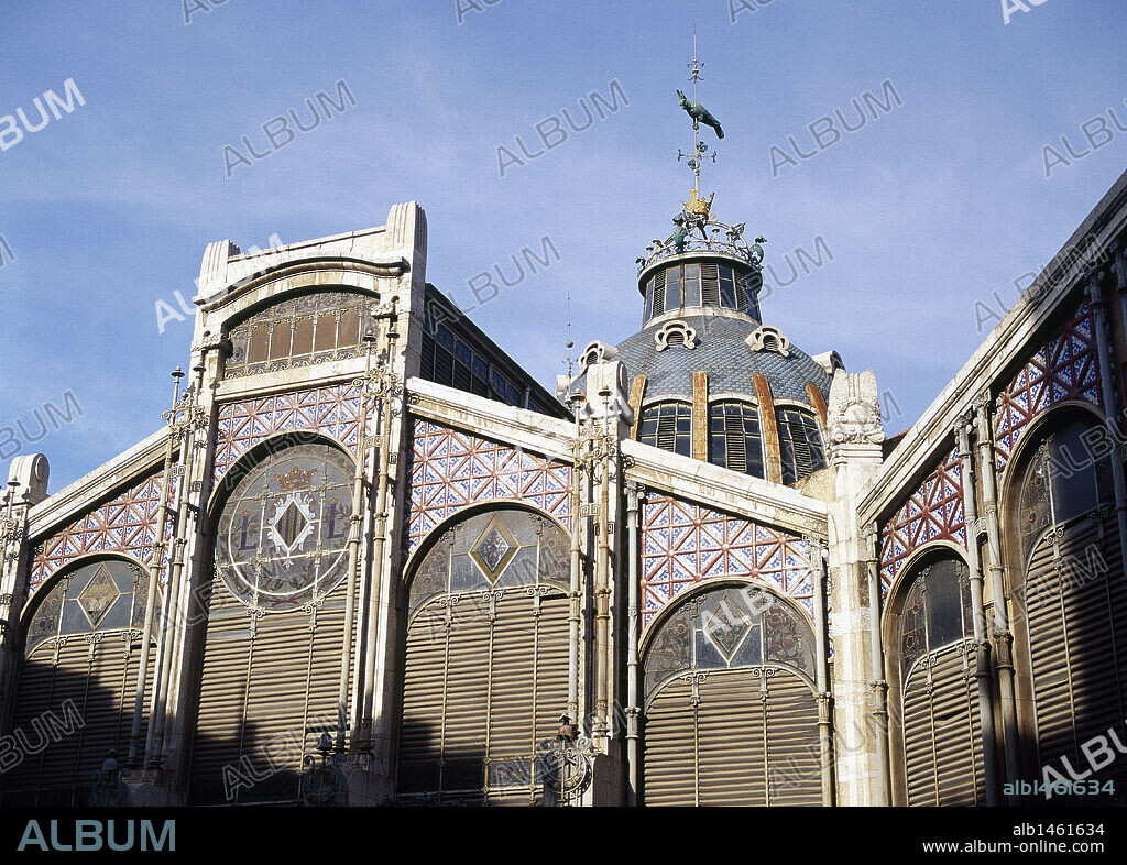 ARTE SIGLO XX. MODERNISMO. ESPAÑA. MERCADO CENTRAL DE VALENCIA. Construído en 1928 por los arquitectos Francisco GUARDIA y Alejandro SOLER. Vista parcial de la FACHADA, decorada con HIERRO y AZULEJOS. Comunidad Valenciana.