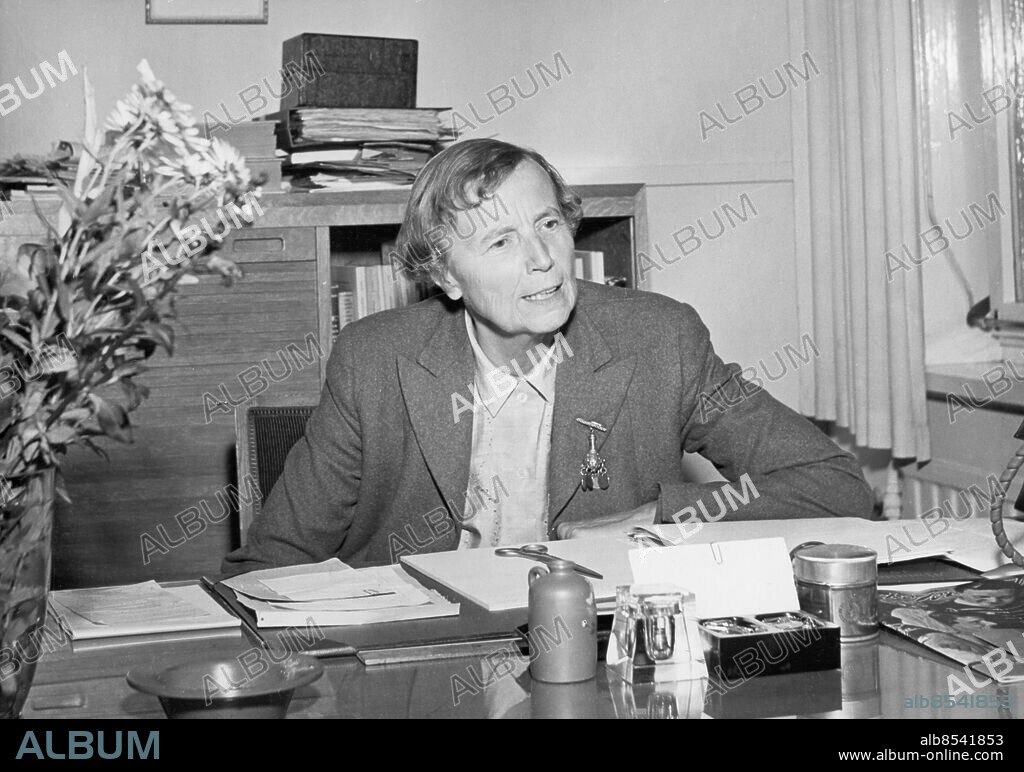 orig. bildtext... Fru Elsie Ottesen-Jensen. Anm. Publ. i RiR 51/51 Arbetsrum Skrivbord Sexualupplysare CD316 Ottar RFSU persons: ELISE OTTESEN-JENSEN sites: SVERIGE;NORGE*.