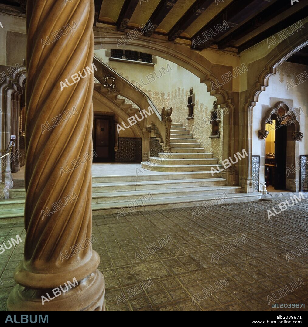 JOSEP PUIG I CADAFALCH. Amatller House, Entrance with a large vestibule that gives onto different floors. Barcelona Modernism.