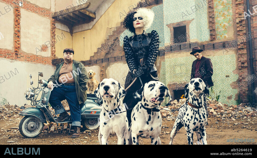 EMMA STONE y PAUL WALTER HAUSER en CRUELLA, 2021, dirigida por CRAIG GILLESPIE. Copyright WALT DISNEY PICTURES.