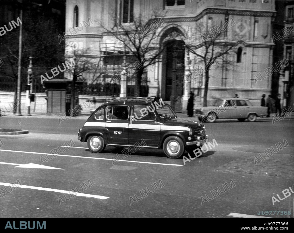 Madrid, abril de 1966. Un taxi modelo Seat 800, el llamado «600 de cuatro puertas», a su paso por la iglesia de San Manuel y San Benito, en la calle Alcalá.