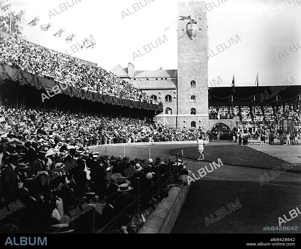 FILE 1912. The Marathon winner Kenneth McArthur from South Africa meets a crowded Stadium in Stockholm at the olympics 1912.. Foto:Scanpix Historical/ Kod:1900. Scanpix SWEDEN. s.
