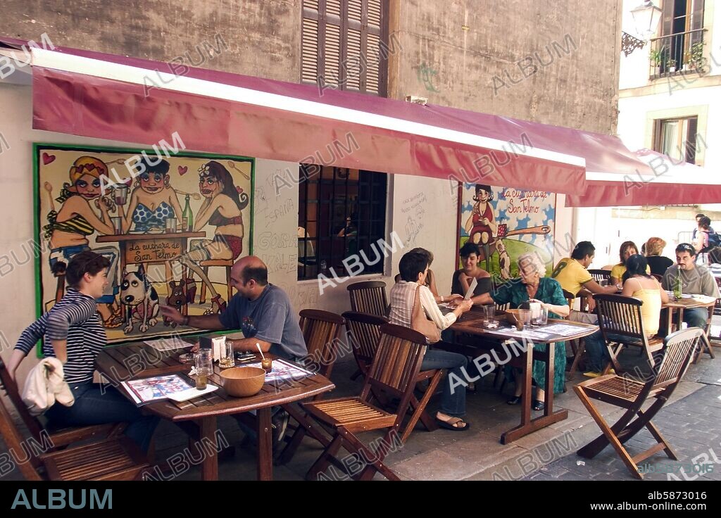Donostia / San Sebastian; bar "La Cuchara de San Telmo" en la calle 31 de agosto / Casco Viejo; terrazas del exterior.