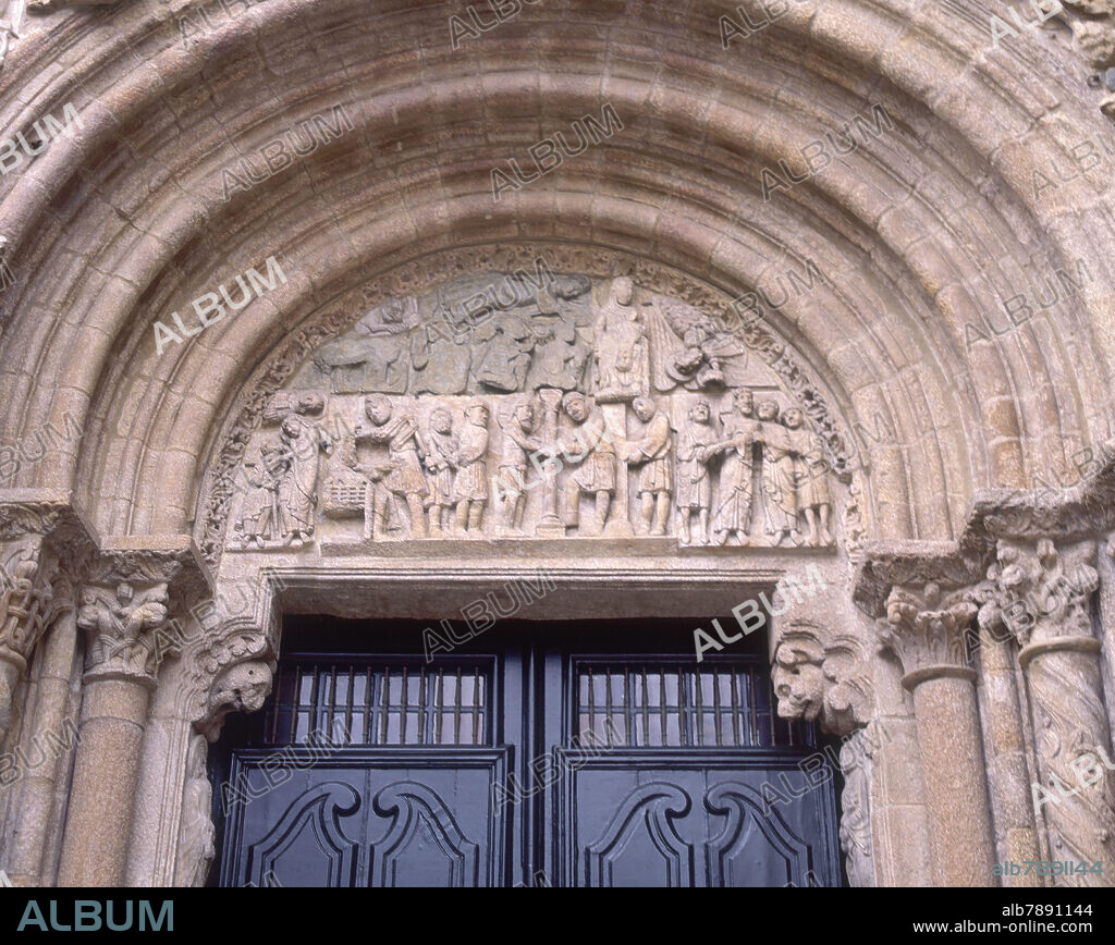 EXTERIOR- TIMPANO DE LA PORTADA DERECHA DE LA FACHADA DE LAS PLATERIAS - S XII.