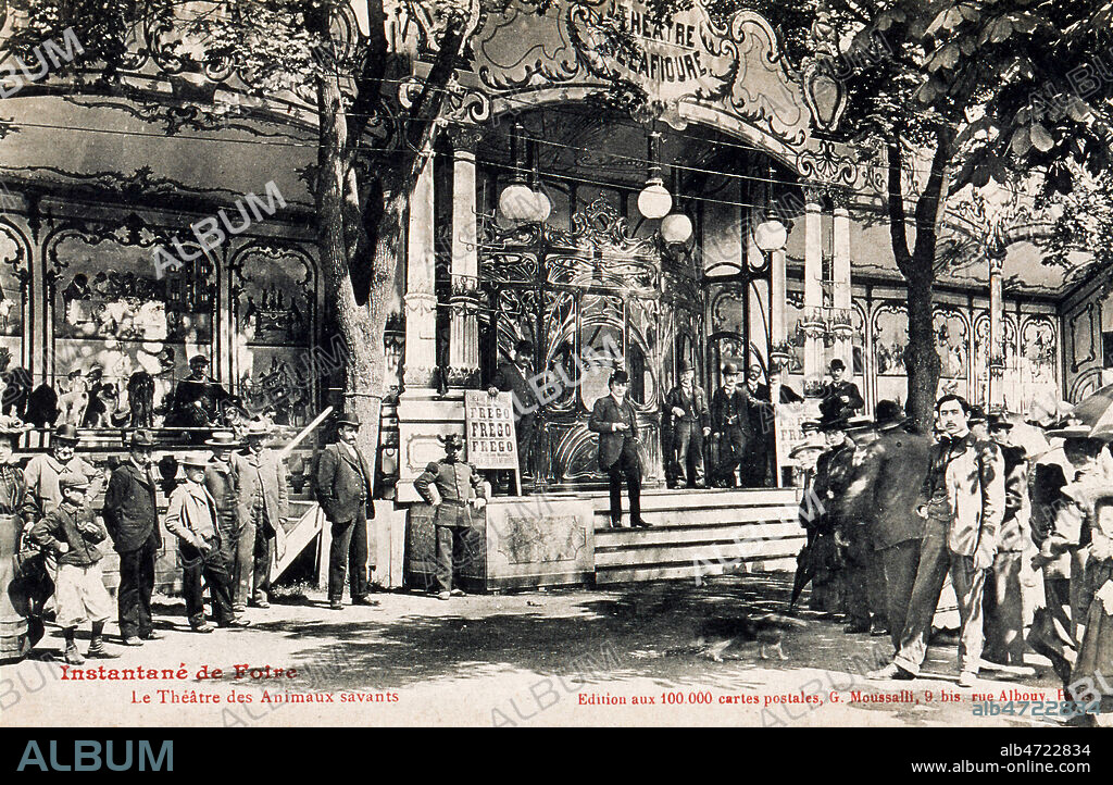 Attraction de foire ou fete foraine: 'Le theatre des animaux savants'. Carte postale vers 1900. Credit: Cheuva / KHARBINE-TAPABOR.