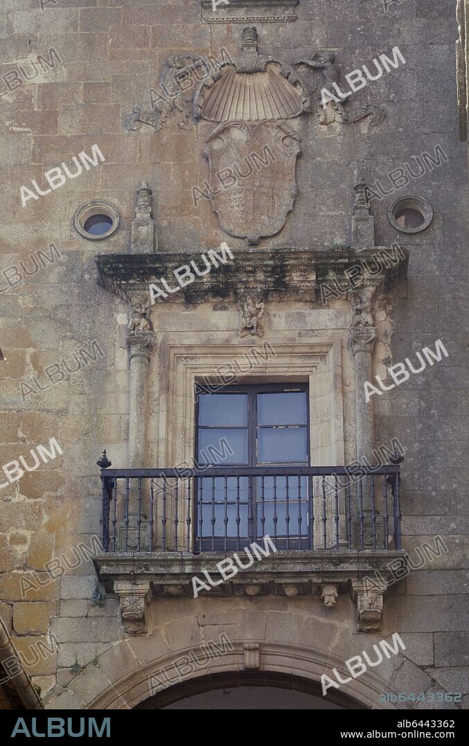 PALACIO DEL MARQUES DE MIRABEL - BALCON CON ESCUDO - SIGLO XV.
