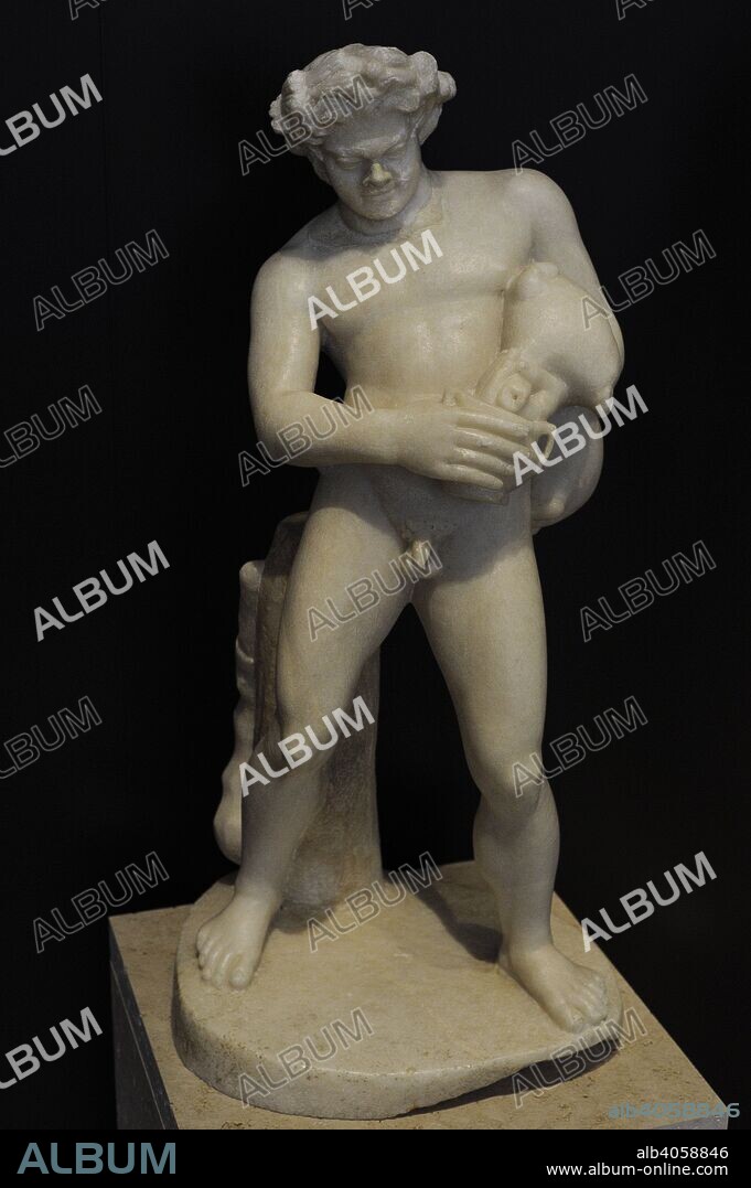 Fauno ebrio. Siglo I. Estatua de mármol. Procedente de Italia. Museo Arqueológico Nacional. Madrid. España.