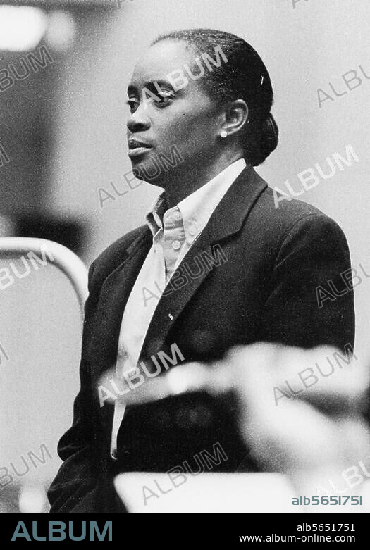 Hendricks, Barbara US-amerik. Sängerin (Sopran), geb. Stephens, Arkansas 20.11.1948. Barbara Hendricks während einer Konzertprobe mit der Staatsphilharmonie Rheinland-Pfalz. Foto, o. O. u. J. (Ende 1990er Jahre?).