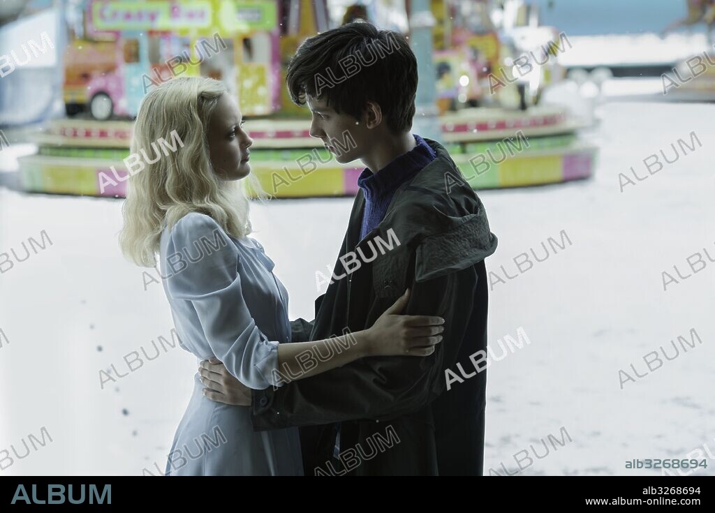 ASA BUTTERFIELD and ELLA PUMELL in MISS PEREGRINE'S HOME FOR PECULIAR CHILDREN, 2016, directed by TIM BURTON. Copyright CHERNIN ENTERTAINEMENT/ ST. PETERSBURG CLEARWATER FILM COMMI.