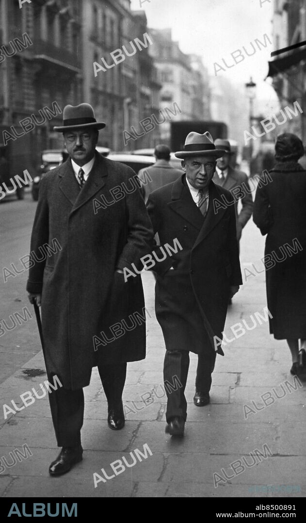 FRANKRIKE PARIS 1930-tal.. Orig. bildtext... BANKDIREKTÖR RYDBECKS PARISFÖRHANDLINGAR. Man vet att bankdirektör O. Rydbeck den senaste tiden vistats i Paris för vissa förhandlingar i samband med Kreugerkraschen, närmast då för att få tillstånd ett stillhalteavtal med tändsticksbolagets fordringsägare. Han har i Paris varit belägrad av reporters. Vår bild visar bankdirektör Rydbeck, som på lördagen återvände till Stockholm, på utgående från sitt hotell i Seinemetropolen. Not. Rydbeck, Oscar, Bankdirektör Anm. O. Rydbeck, 1878-1951, bankman och svensk delegat vid de internationella freds- och finanskonferenserna 1919-1920, han avgick som vice ordförande i Skandinaviska Bankens centralstyrelse efter Kreugerkraschen 1932 Överrockar Jämförelser Stor och liten persons: OSCAR RYDBECK sites: FRANKRIKE;SVERIGE*;PARIS.