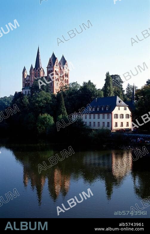 Limburg an der Lahn (Hessen), Dom St. Georg. (spätromanisch, um 1215 begonnen, geweiht 1235, Mitte 13. Jh. vollendet). Blick auf den Domhügel von Nordwesten. Foto.