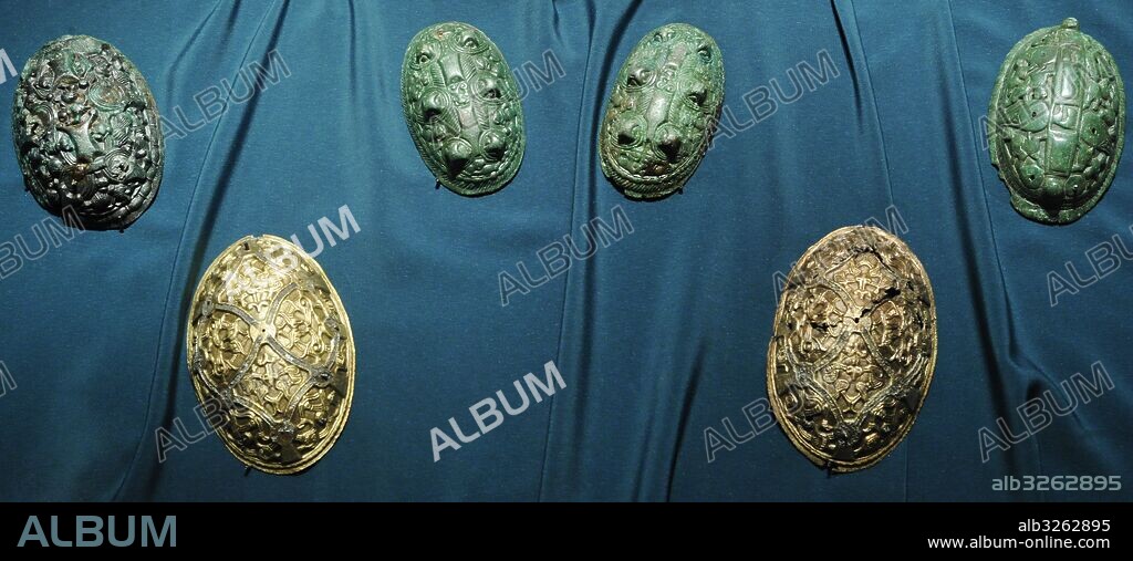 Estilo Oseberg, el primer período de arte vikingo (Segunda mitad VIII-mediados IX). Broches ovales utilizados en los ropajes femeninos. Procedentes de distintos ajuares. Fechados hacia el Siglo IX. Historical Museum. Oslo. Noruega.
