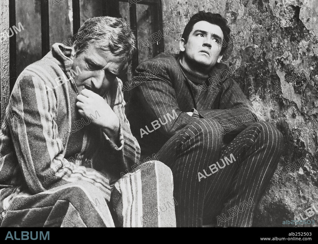 MEMMO CAROTENUTTO and VITTORIO GASSMAN in BIG DEAL ON MADONNA STREET, 1958 (I SOLITI IGNOTI), directed by MARIO MONICELLI. Copyright LUX FILM.