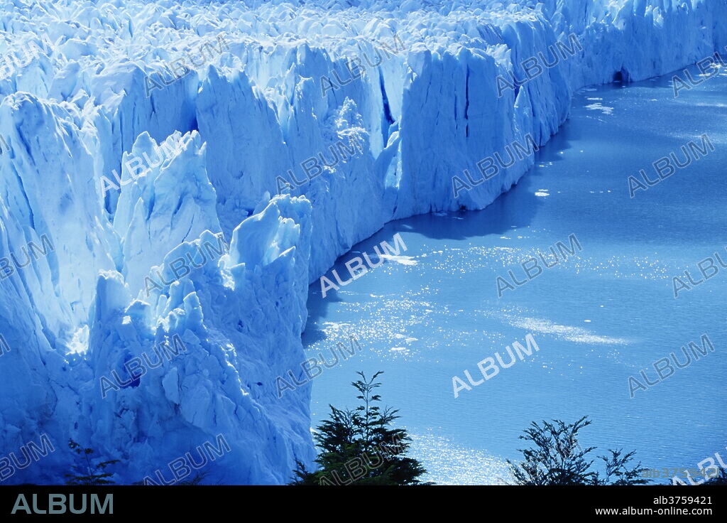 Aerial view of icebergs at Moreno Glacier (Perito Moreno), Parque Nacional Los Glaciares, UNESCO World Heritage Site, Patagonia, Argentina, South America.