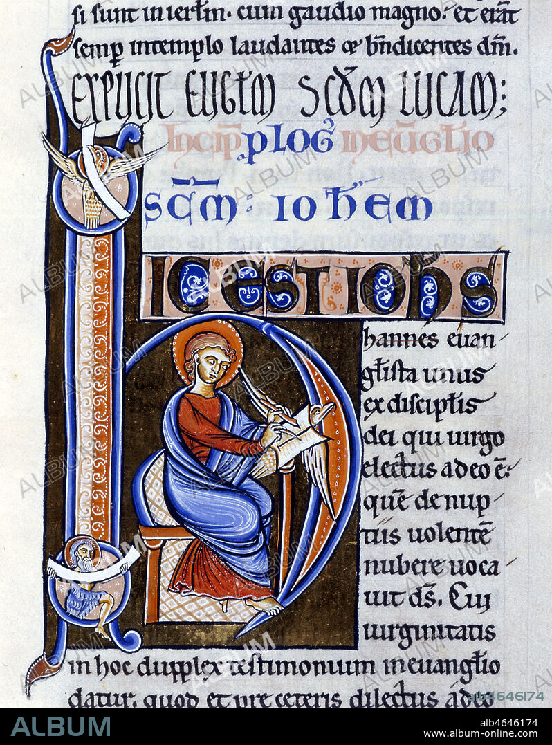 Lettrine "H" enluminée représentant saint Jean l'évangéliste s'appuyant sur son symbole, l'aigle, pour écrire. Ce manuscrit sur parchemin est une vulgate: traduction latine de la Bible par Saint Jérôme. Biblia sacra ex translatione S. Hieronymi : 1170-1180 - 12ème siècle. Credit Mention obligatoire BMIU-Clermont-F/Kharbine-Tapabor.