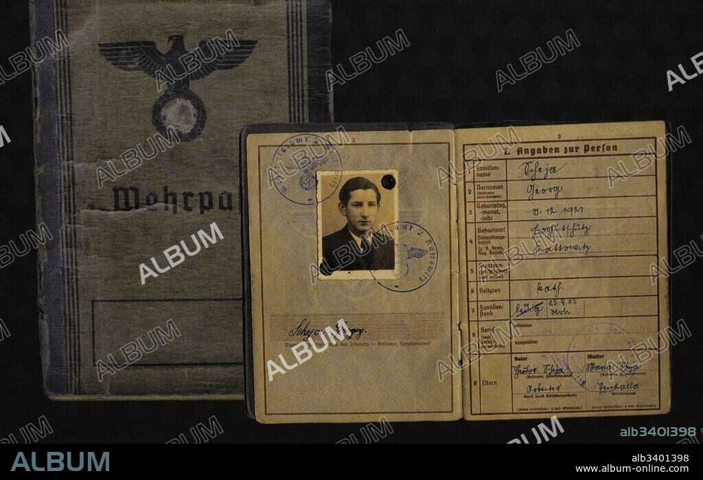 Wehrpass. Cartilla de reclutamiento de un soldado de la Wehrmacht. Museo de Silesia (Silesian Museum). Katowice. Polonia.