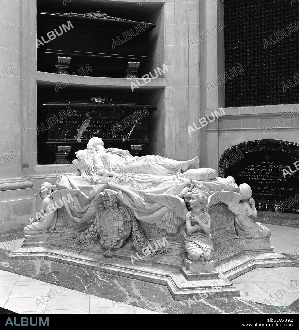 AUGUSTE CLÉSINGER. MAUSOLEO EN MARMOL BLANCO DE FRANCISCA DE SALES Y PORTOCARRERO ESPOSA DEL XV DUQUE DE ALBA - FOTOGRAFIA EN BLANCO Y NEGRO - AÑOS 60.