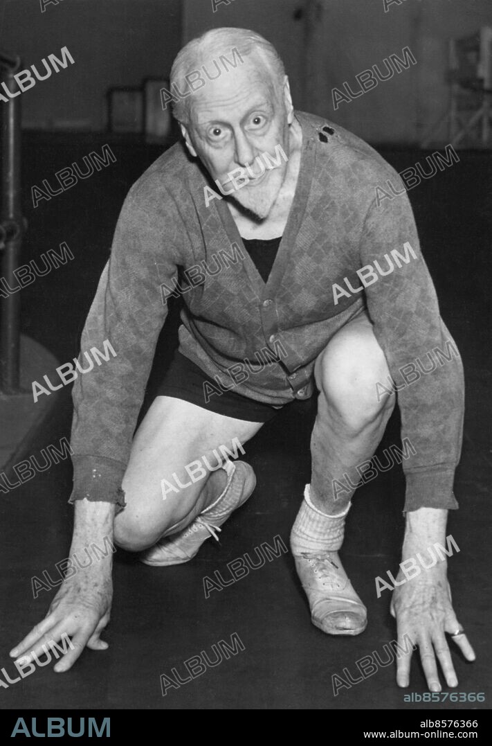 Orig. bildtext... OFF TO BEAT FANCIED DISABILITIES OF OLD AGE Dr. Graeme M. Hammond, neurologist and athlete who has just celebrated his 80th birthday, gets set for his three-mile run around the track at the New York Athletic Club, New York City, Feb. 3rd. Hale and hearty and showing none of the usual disabilites of men of his age, Dr. Hammond works hard, runs three miles three times a week, drinks, smokes and generally enjoys himself. Anm. Skägg Mustascher Koftor Aktiv Gymnastikskor Blicken Spänst Livsaptit Idrottsman Ungdomlig Vigör Åttioåring Neurologer Startklar Sportig Gråhåriga CD272 persons: GRAEME M HAMMOND sites: USA;NEW YORK CITY.