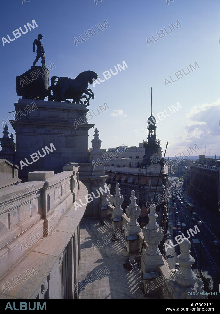 RICARDO BASTIDA Y BILBAO (1879-1953). EDIFICIO BANCO BILBAO CALLE ALCALA - CUADRIGA Y CALLE - FOTO AÑOS 80.