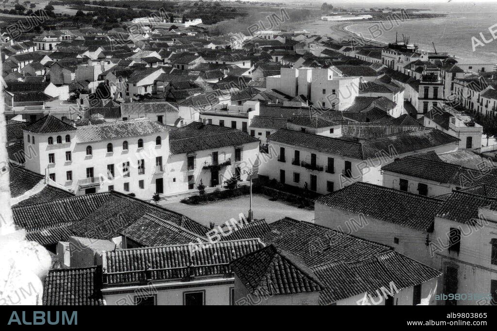 1950. Estepona (Málaga). Una vista aérea del casco urbano del pueblo malagueño, con la Plaza de las Flores en el centro.