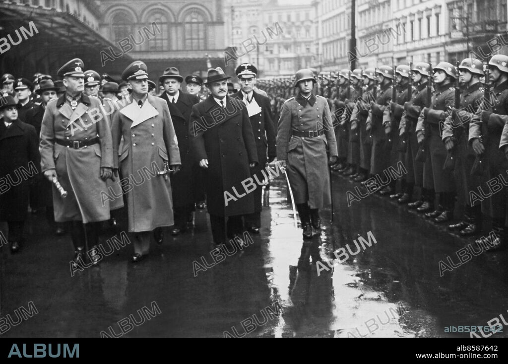 Orig. bildtext... DER STAATSBESUCH DES RUSSISCHEN AUSSENMINISTERS IN BERLIN. Der Vorsitzende des Rates der Volkskommissare der UdSSR und Volkskommissar für auswärtige Angelegenheiten W.M. Molotow traf heute mit den Herrn seiner Begleitung auf dem Anhalter Bahnhof in Berlin ein. U.B.: Der russische Regierungschef Molotow schreitet in Begleitung von Reichsausserminister von Ribbentrop und Generralfeldmarschall Keitel (v.l.n.r.) vor dem Anhalter Bahnhof die Front der Ehrenkompanie ab. Orig. bildtext... MOLOTOV I BERLIN. Molotov, von Ribbentrop och generalfältmarskalk Keitel inför hederskompaniet vid stationen i Berlin. CD360 persons: WILHELM KEITEL;VJATJESLAV MOLOTOV;JOACHIM VON RIBBENTROP sites: BERLIN;TYSKLAND;SOVJETUNIONEN*.