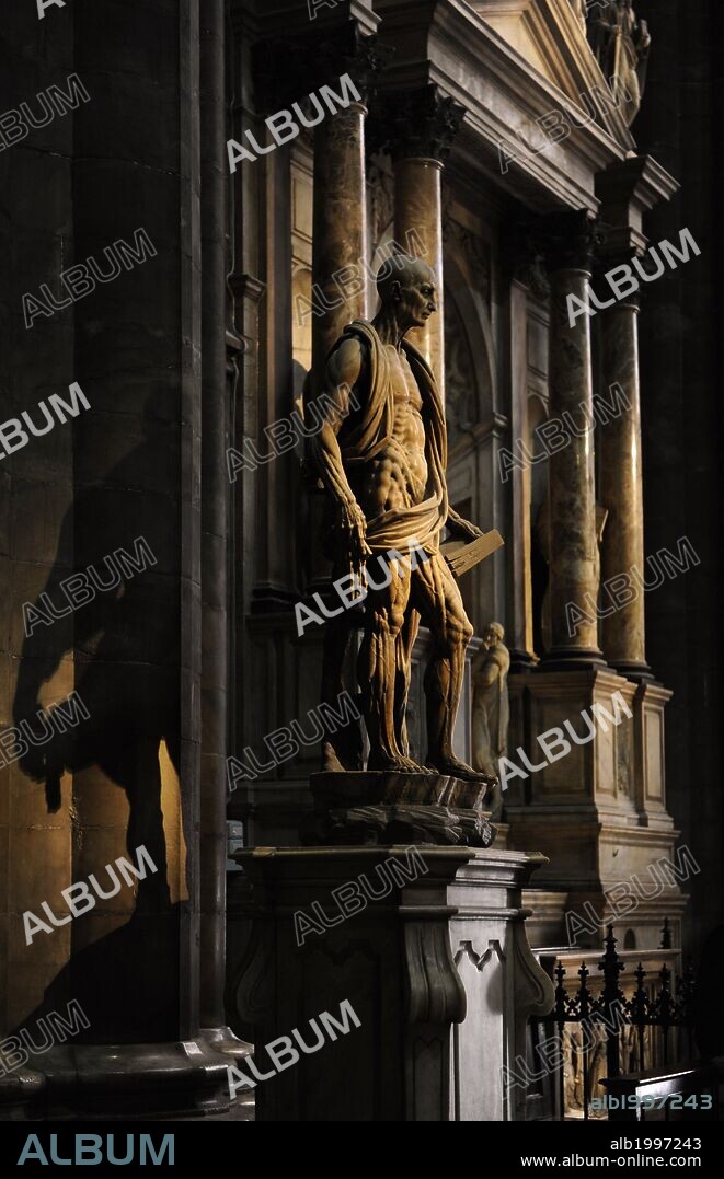 ARTE. RENACIMIENTO. ITALIA. Estatua de SAN BARTOLOME el apostol, patrón de los curtidores. El santo aparece con la piel arrancada y colgando sobre sus hombros haciendo referencia al martirio que sufrió. Realizada por el artista italiano MARCO D'AGRATE (1504-1574), en 1562. Interior Catedral de Milán. Italia.
