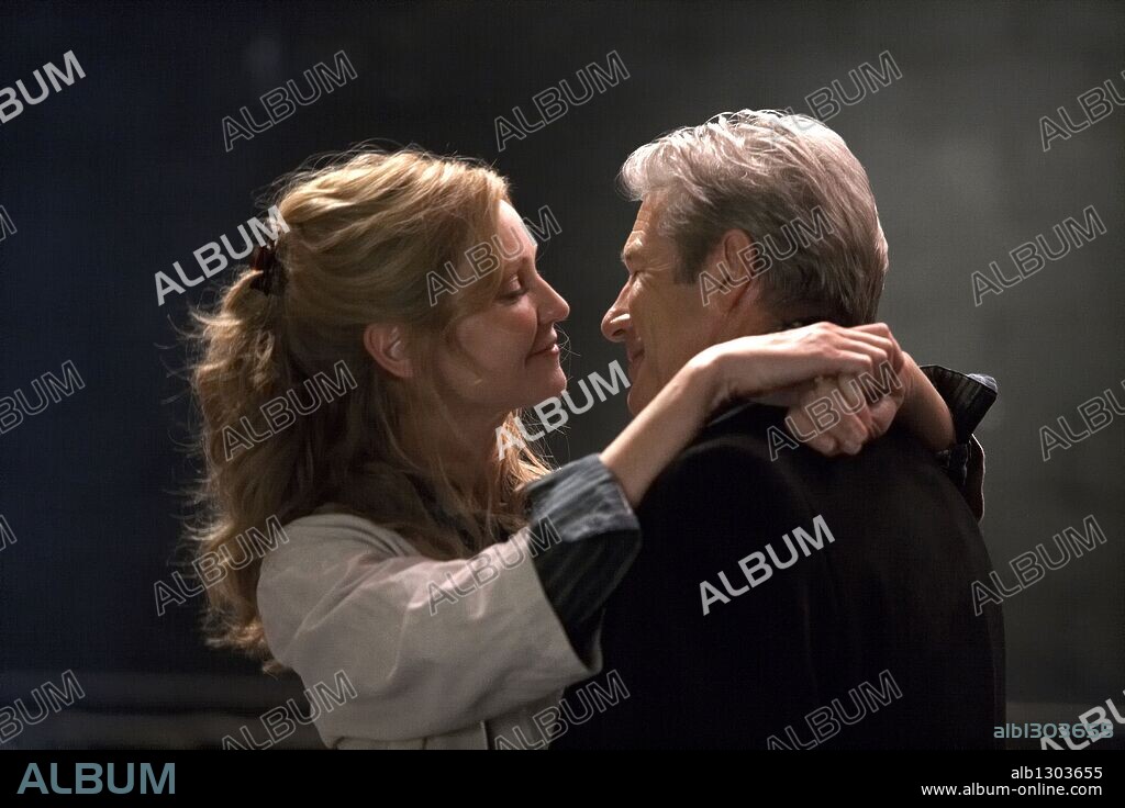 JOAN ALLEN y RICHARD GERE en SIEMPRE A TU LADO: HACHIKO, 2009 (HACHIKO: A DOG'S STORY), dirigida por LASSE HALLSTROM. Copyright GRAND ARMY ENTERTAINMENT.