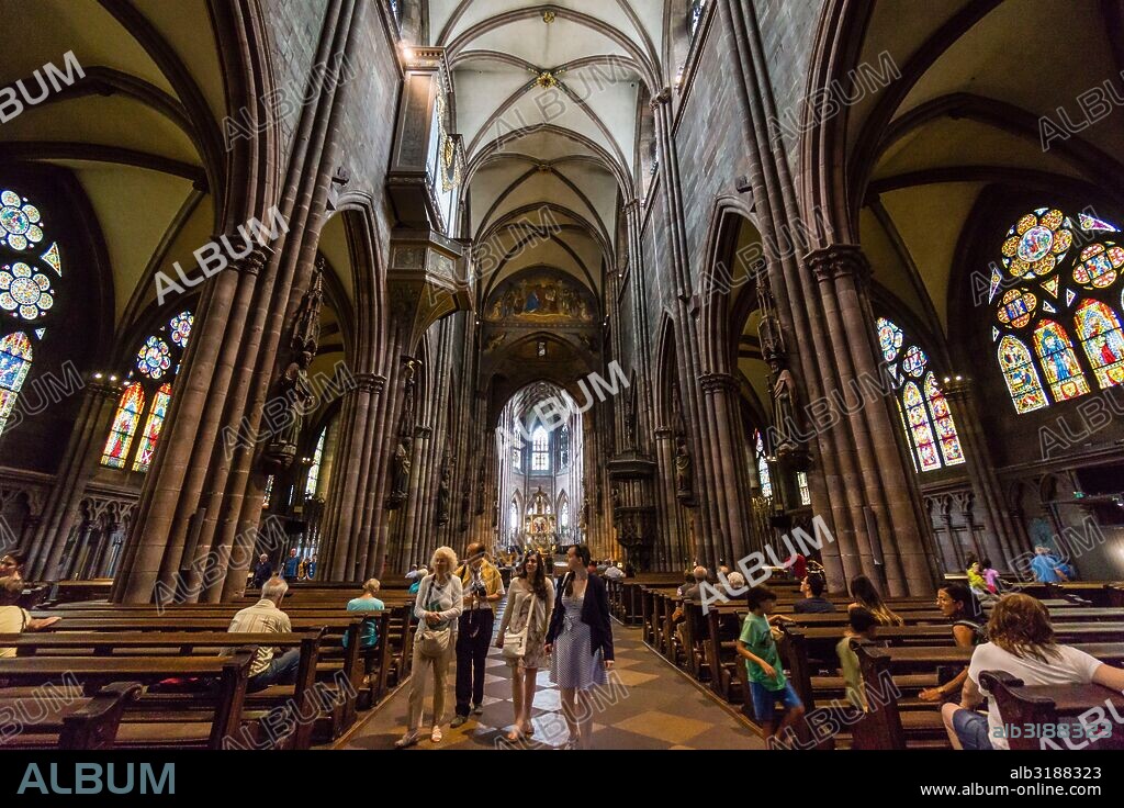 Catedral de Friburgo fconstruida en tres etapas,  en 1120, la segunda en 1210 y la tercera en 1230, edificio de estilo gótico, Friburgo de Brisgovia,  Germany, Europe.