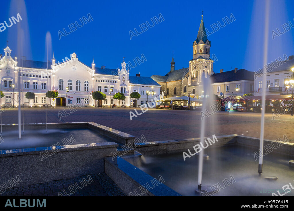 iglesia franciscana y antiguo ayuntamiento, plaza del mercado, Sanok, Voivodato de Subcarpacia, Polonia, eastern europe.
