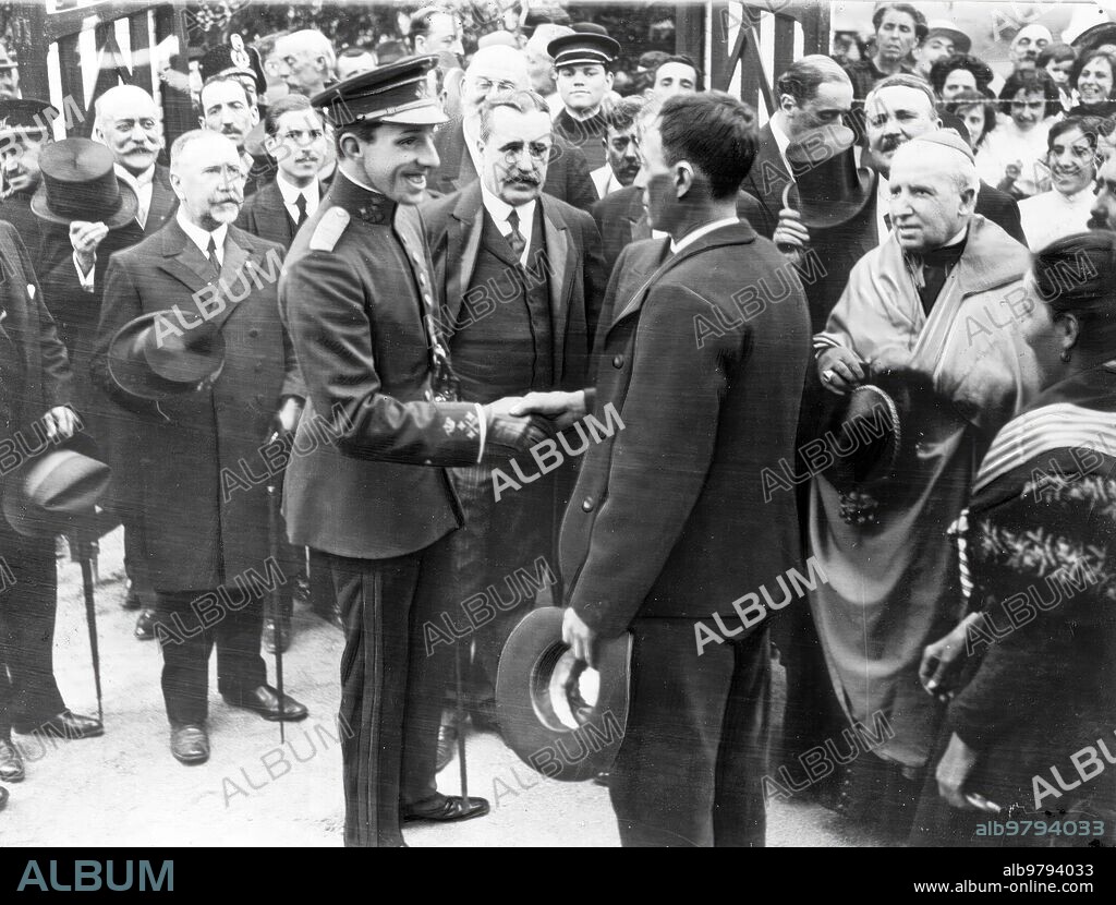 Mayo 1912. Su majestad el Rey Estrechando la mano al obrero Suárez después de la entrega de la casa con que ha Sido Agraciado - vivienda Obrera Donada por Abc.