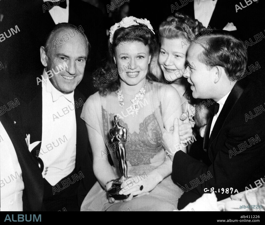 GINGER ROGERS y SAM WOOD. 13ª Edición de los Premios Oscar (1941). Ginger Rogers premiada como mejor actriz por "Espejismo de amor". La acompaña el director Sam Wood y el productor David Hempstead. 1941