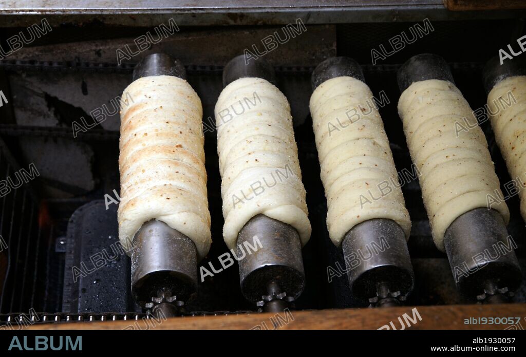 GASTRONOMIA CHECA. "TRDELNIK". Panecillo dulce con azucar y canela. Se prepara asado sobre unos rodillos. Praga. República Checa. Europa Central.