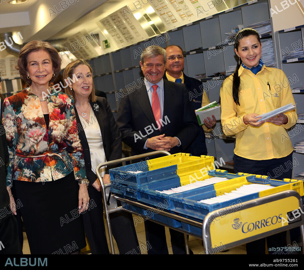 madrid,3-2-2014.-s.m. la reina visita la oficina de correos de la calle chile,-foto ernesto agudo.archdc.