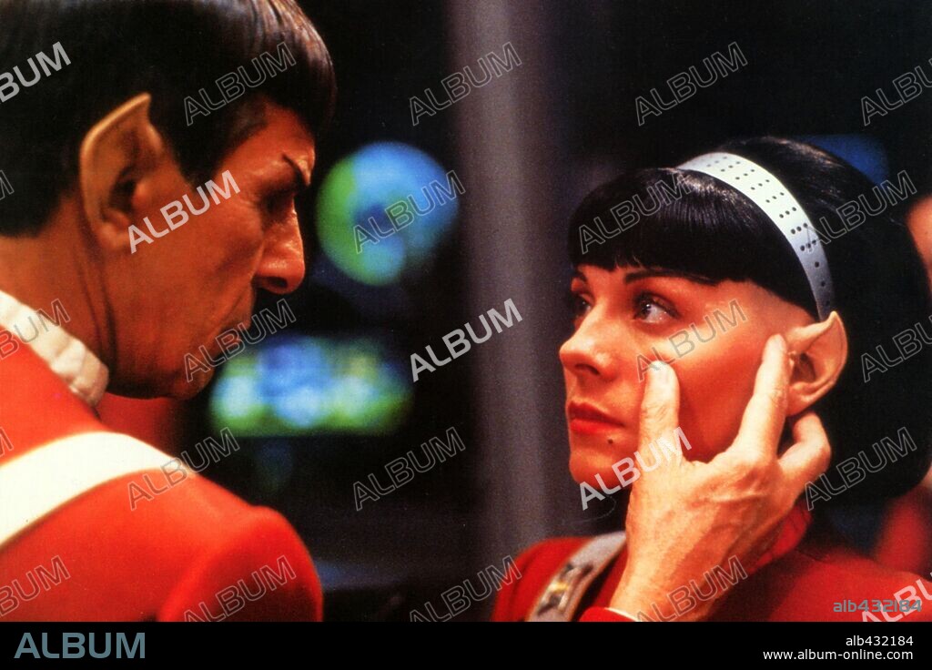 KIM CATTRALL y LEONARD NIMOY en STAR TREK VI: AQUEL PAIS DESCONOCIDO, 1991 (STAR TREK VI: THE UNDISCOVERED COUNTRY), dirigida por NICHOLAS MEYER. Copyright PARAMOUNT PICTURES.