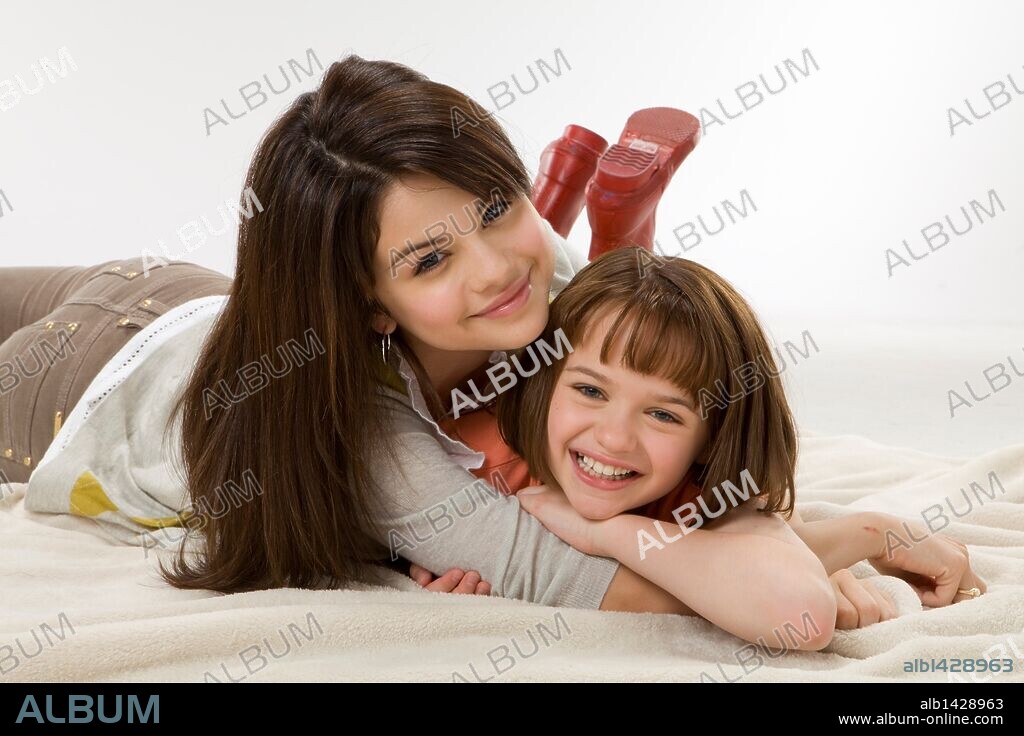 JOEY KING y SELENA GOMEZ en RAMONA Y SU HERMANA, 2010 (RAMONA AND BEEZUS), dirigida por ELIZABETH ALLEN. Copyright 20TH CENTURY FOX.